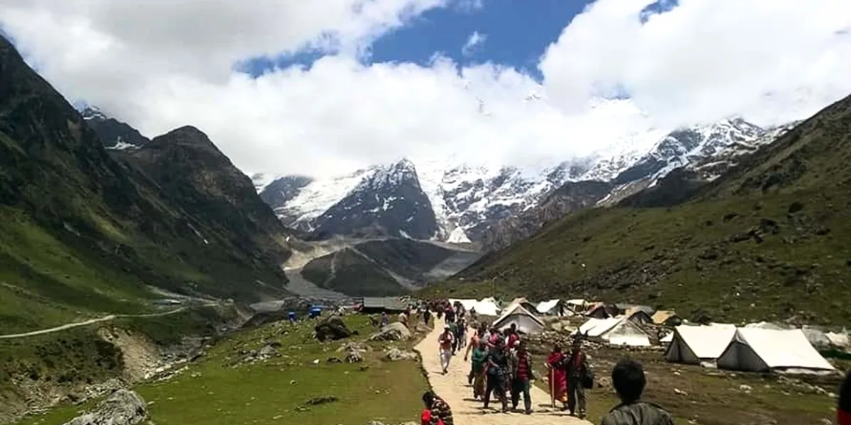 Pilgrims trekking from Gaurikund to Kedarnath on the scenic Himalayan trail