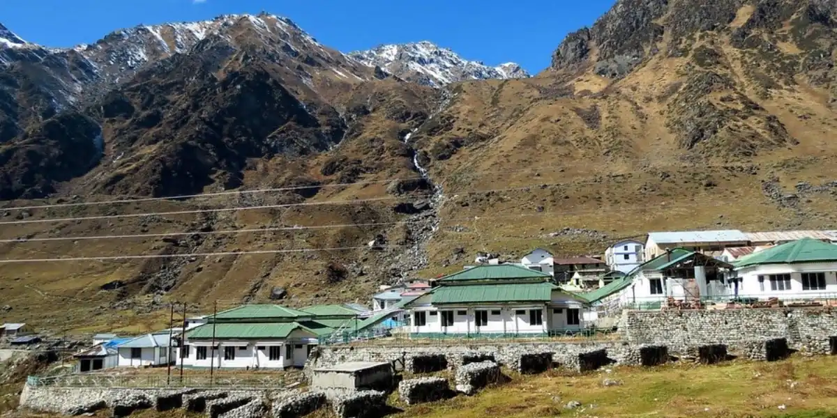Guesthouses and pilgrim accommodation facilities near Kedarnath Temple