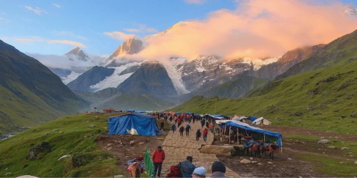 Kedarnath Trek Through Himalayan Mountains