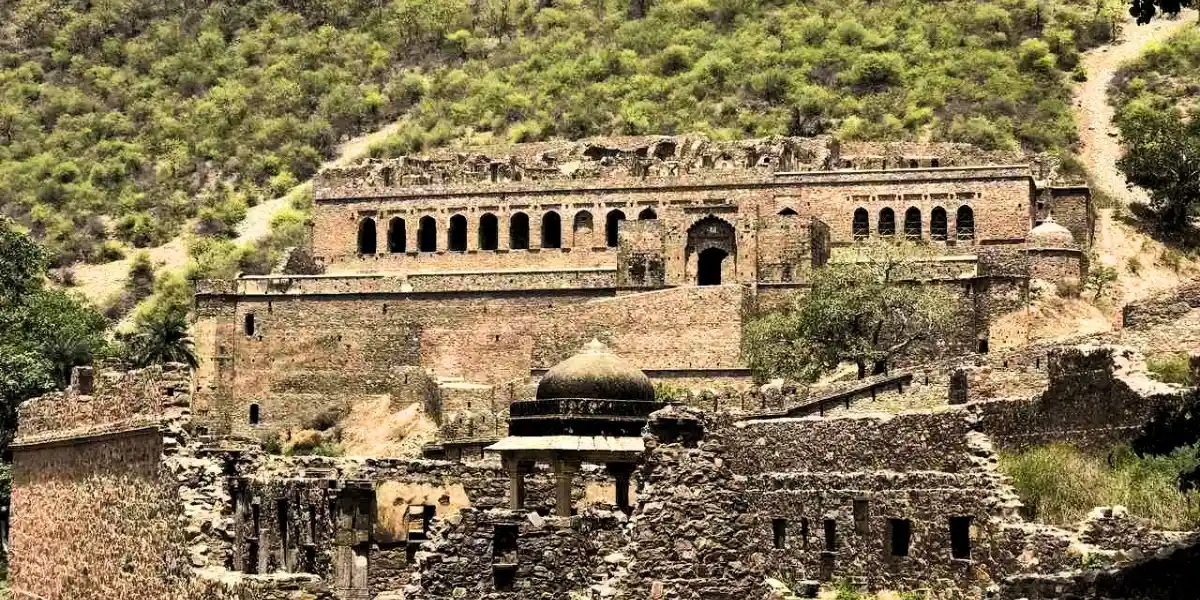 Ancient stepwell near Bhangarh Fort, Rajasthan, surrounded by folklore and mysterious legends.