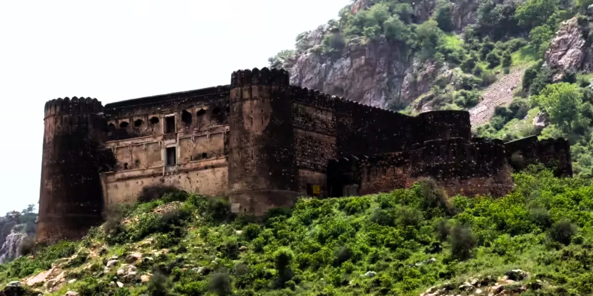 Eerie deserted ruins of forts and settlements in Rajasthan, attracting travellers interested in history and paranormal stories.