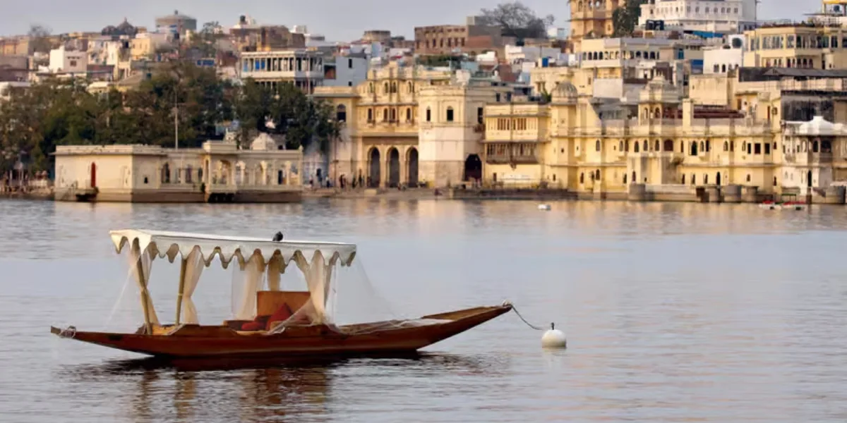 Udaipur Lake Pichola sunset view Serene view of Lake Pichola with City Palace at sunset