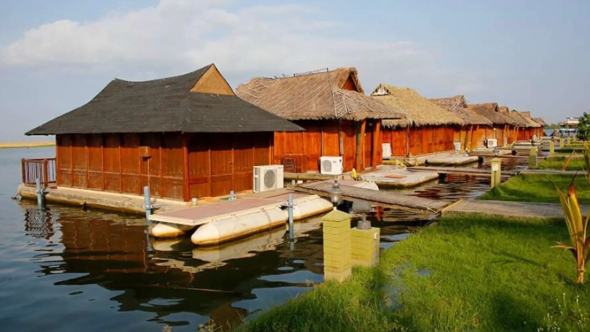 floating cottage porvar kerala