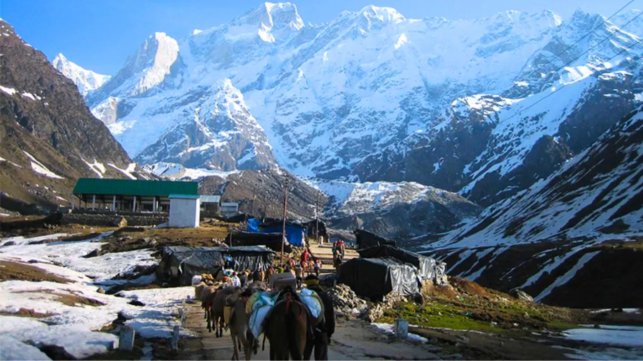 Pilgrims starting Kedarnath trek from Gaurikund base camp in Uttarakhand