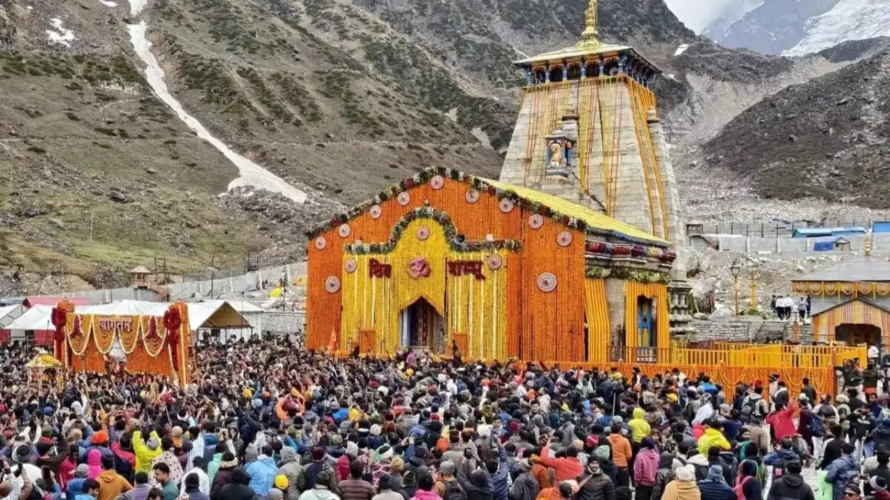 Pilgrims standing in queue for Kedarnath Temple darshan during peak season